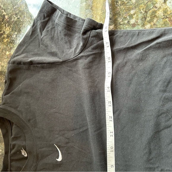 The Nike Tee Slim Fit. Embroidered. Soft and stretchy size large. Like new cond - Picture 6 of 7